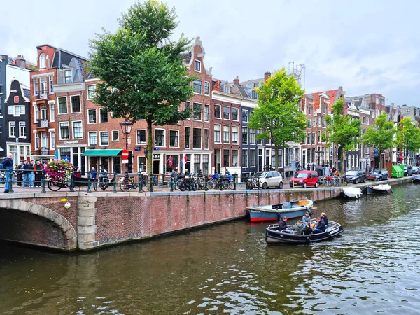 Amsterdam Niederlande Oktober 2021 Touristen Spazieren Einem Kanal Amsterdam Amsterdam — Stockfoto