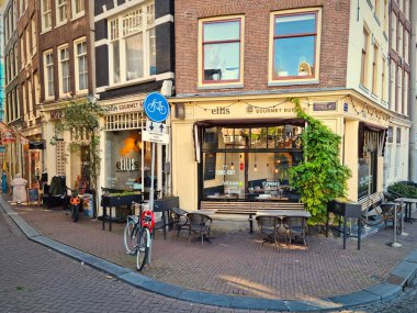 Amsterdam, Hollanda - 04 Ekim 2021: Amsterdam 'ın merkezinde bir kafe. Şehir çok çeşitli restoran, kafe ve teraslara ev sahipliği yapmaktadır..