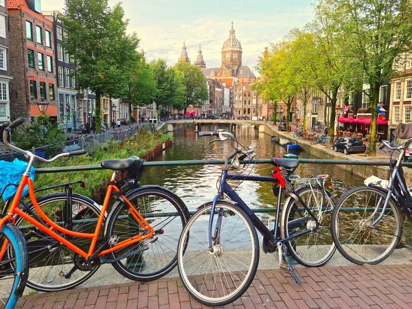 Amsterdam Canale Biciclette Paesi Bassi — Foto Stock