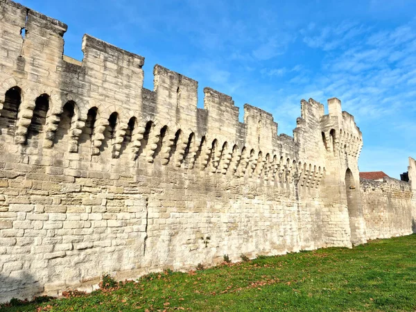 フランス南部の旧市街にあるアヴィニョンの城壁 — ストック写真