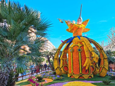 Menton, Fransa - 20 Şubat 2022: Fransa 'nın Menton kentinde düzenlenen ünlü Limon Festivali' nde (Fete du Citron) limon ve portakaldan yapılan sanat. Meşhur meyve bahçesi yılda 230.000 ziyaretçi alıyor..
