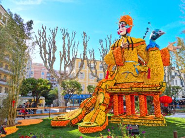Menton, Fransa - 20 Şubat 2022: Fransa 'nın Menton kentinde düzenlenen ünlü Limon Festivali' nde (Fete du Citron) limon ve portakaldan yapılan sanat. Meşhur meyve bahçesi yılda 230.000 ziyaretçi alıyor..
