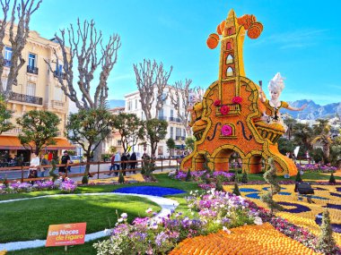 Menton, Fransa - 20 Şubat 2022: Fransa 'nın Menton kentinde düzenlenen ünlü Limon Festivali' nde (Fete du Citron) limon ve portakaldan yapılan sanat. Meşhur meyve bahçesi yılda 230.000 ziyaretçi alıyor..