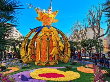 Menton, Fransa - 20 Şubat 2022: Fransa 'nın Menton kentinde düzenlenen ünlü Limon Festivali' nde (Fete du Citron) limon ve portakaldan yapılan sanat. Meşhur meyve bahçesi yılda 230.000 ziyaretçi alıyor..
