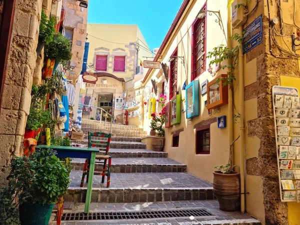 23 Temmuz 2022 - Hanya, Girit, Yunanistan: Şehir merkezinde renkli binalar. Eski kentin merkez kısmının adı Kasteli 'dir ve Neolitik çağlardan beri yaşamaktadır..