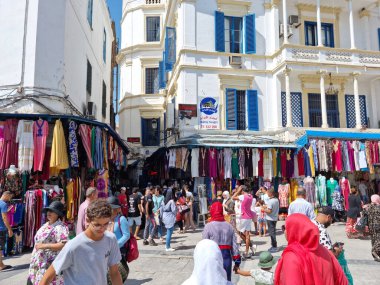 Tunus, Tunus - 27 Ağustos 2022: Medine bölgesinde yürüyen insanlar. Medine 'de saraylar, camiler, anıtlar, medreseler ve çeşmeler de dahil olmak üzere 700 adet anıt bulunuyor..