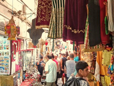Tunus, Tunus - 27 Ağustos 2022: Medine bölgesinde yürüyen insanlar. Medine 'de saraylar, camiler, anıtlar, medreseler ve çeşmeler de dahil olmak üzere 700 adet anıt bulunuyor..