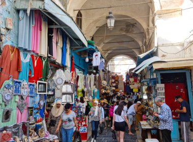 Tunus, Tunus - 27 Ağustos 2022: Medine bölgesinde yürüyen insanlar. Medine 'de saraylar, camiler, anıtlar, medreseler ve çeşmeler de dahil olmak üzere 700 adet anıt bulunuyor..