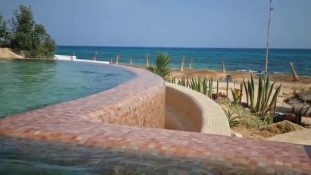ハンマメットの海の景色を望むプール チュニジア — ストック動画