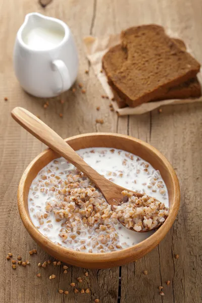 Grañones de trigo sarraceno con leche — Foto de Stock