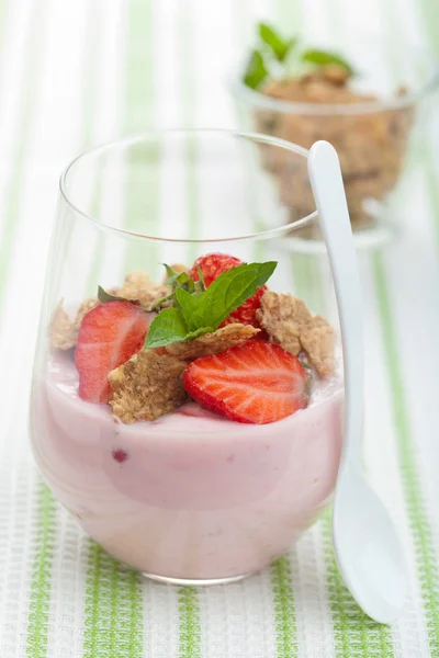 Yogurt de fresa con copos de maíz y menta —  Fotos de Stock