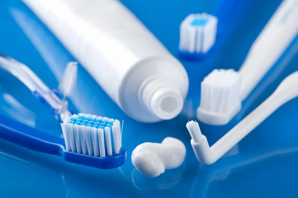 Varios cepillos de dientes y pasta — Foto de Stock