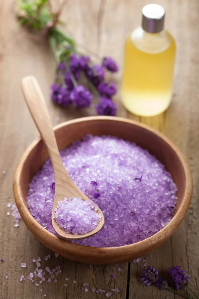 Sal de lavanda e óleo essencial — Fotografia de Stock