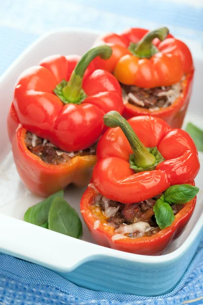 Gevulde paprika met vlees en groenten — Stockfoto