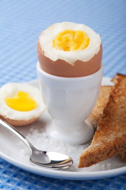 eggcup içinde haşlanmış yumurta