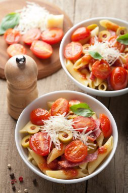 Domates ve salamlı makarna.