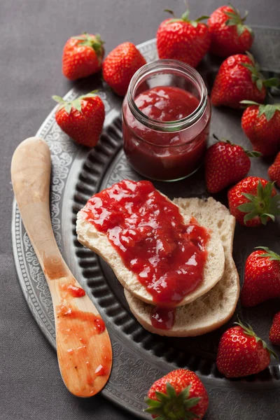 Pão com engarrafamento e srawberry — Fotografia de Stock