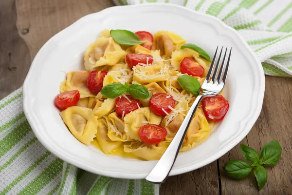 Tortellini met kaas en tomaten — Stockfoto