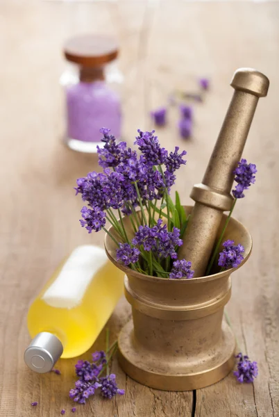 Wellness-Set mit frischem Lavendel — Stockfoto