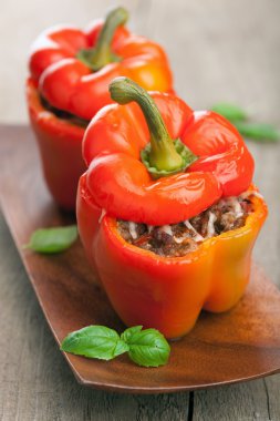 et ve sebze ile doldurulmuş biber