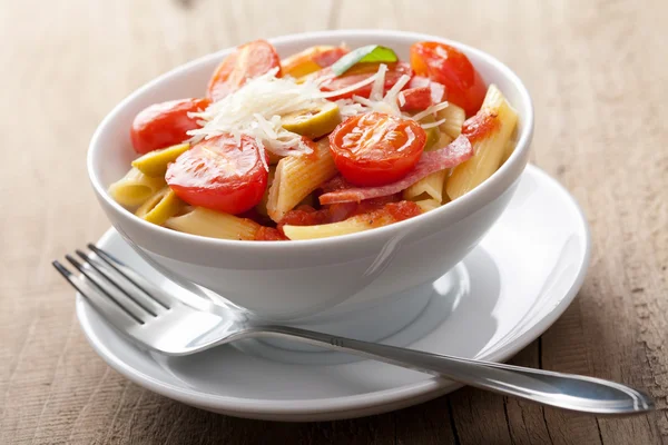 Těstoviny s rajčaty a salam — Stock fotografie