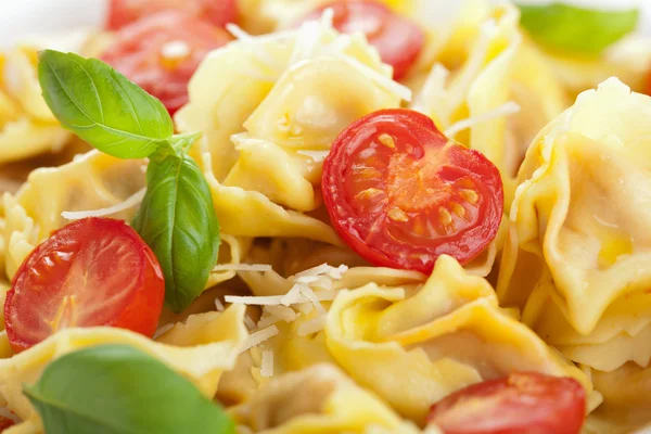 Tortellini con formaggio e pomodori — Foto Stock