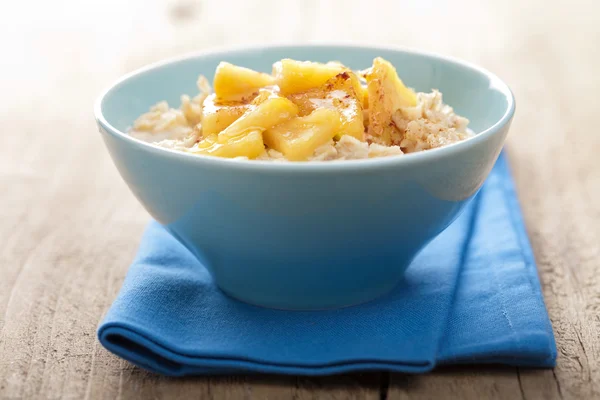 Müsli mit karamellisiertem Apfel — Stockfoto