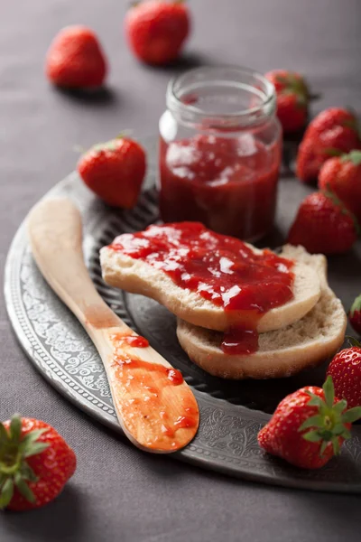 Pâine cu gem de căpșuni — Fotografie, imagine de stoc