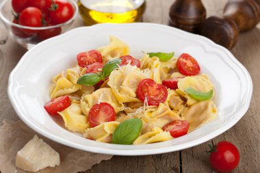 tortellini peynir ve domates ile