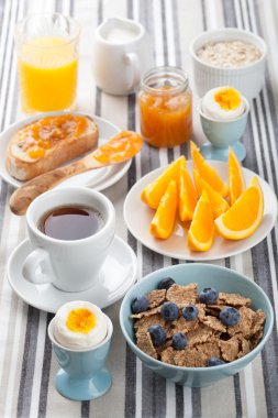 Sağlıklı kahvaltı.
