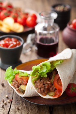 et ve sebze ile tortilla saran