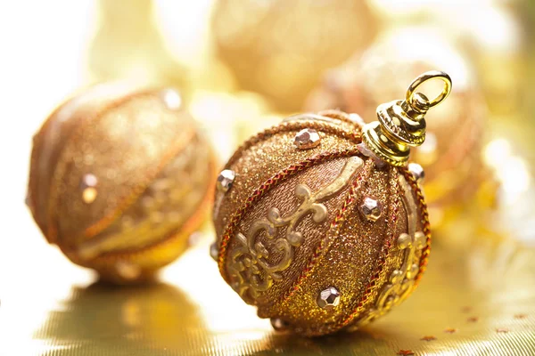 Arany karácsonyi labdák — Stock Fotó