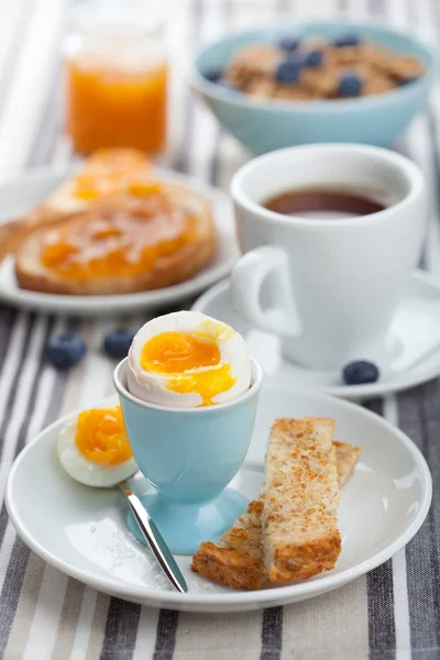 Gezond ontbijt met ei en koffie — Stockfoto