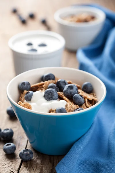 Cornflakes with blueberry and yogurt — Stock Photo, Image