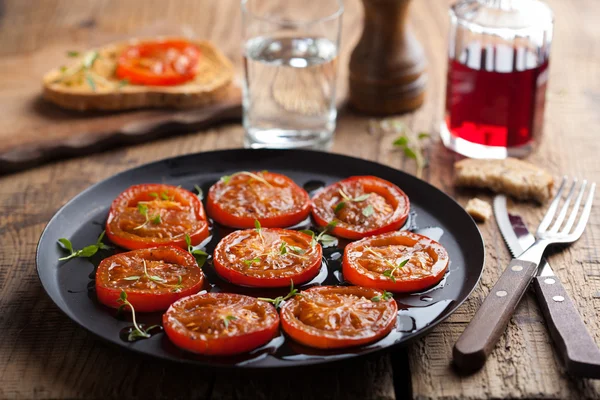 Gebakken tomaten met kruiden en olijfolie — Stockfoto