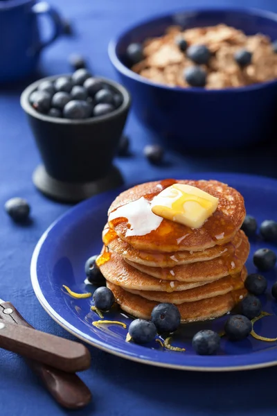 Pancake dengan sirup dan blueberry — Stok Foto