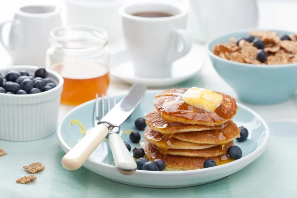 Pannenkoeken met siroop en bosbes — Stockfoto