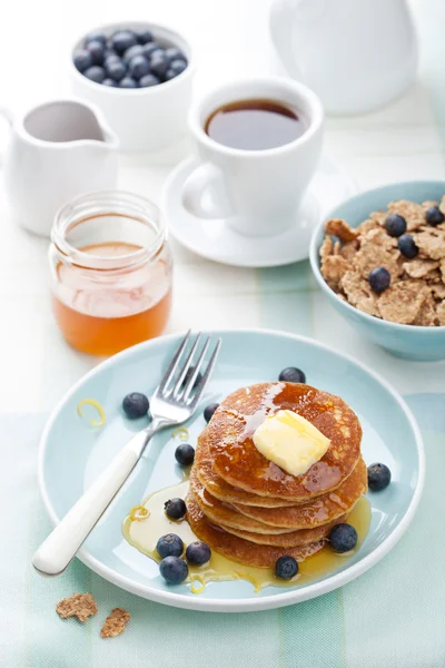 Pancake dengan sirup dan blueberry — Stok Foto