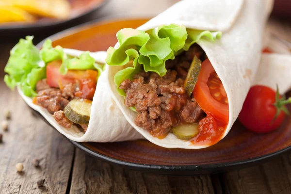 Tortilla envolve com carne e legumes — Fotografia de Stock