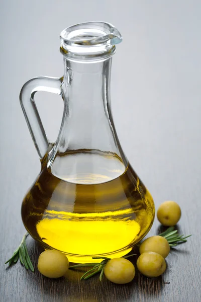 Olivenöl in der Flasche — Stockfoto