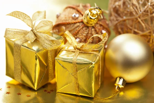Gouden Kerstcadeaus en decoratie — Stockfoto