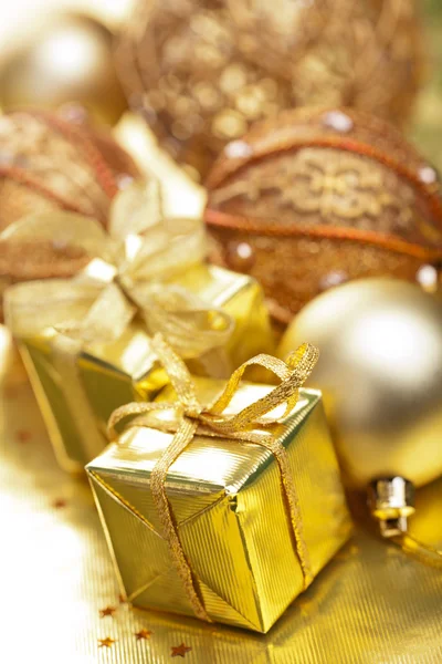 Goldene Weihnachtsgeschenke und Dekoration — Stockfoto