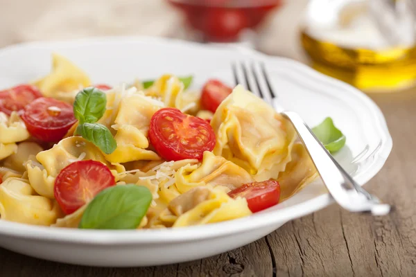 Tortellini med ost och tomater — Stock fotografie