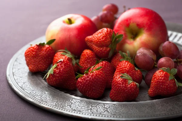Fresh fruits on vintage plate — Zdjęcie stockowe