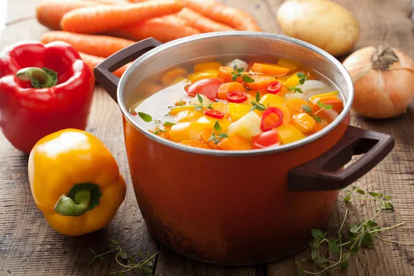 Sopa de verduras en olla — Foto de Stock