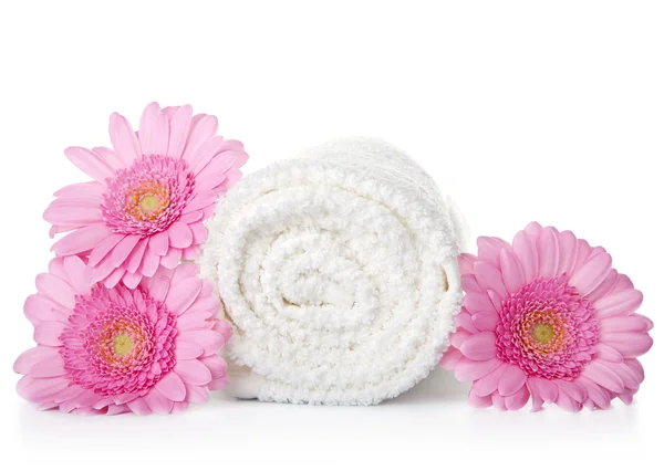 Asciugamano e fiori isolati — Foto Stock