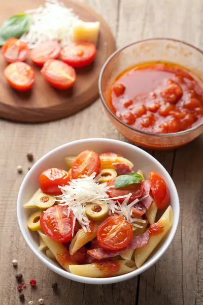 Pasta med tomater och salami — Stockfoto