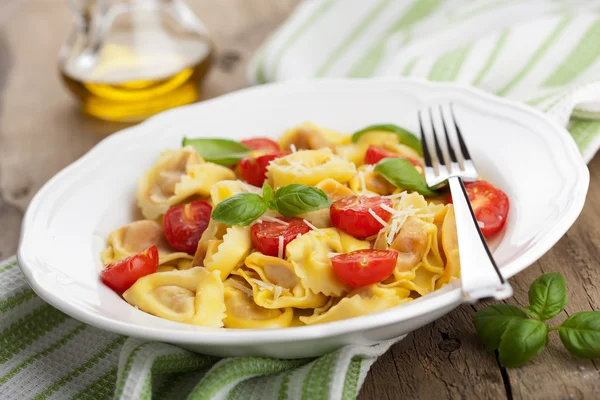 Tortellini med ost och tomater — Stock fotografie