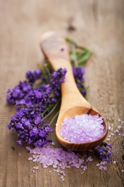Lavendelsalz für den Wellnessbereich — Stockfoto
