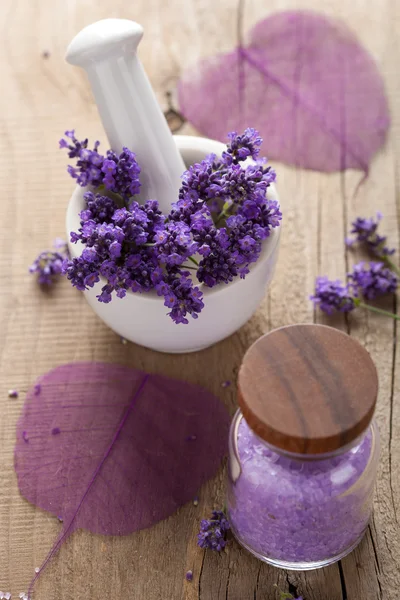 Wellness-Set mit frischem Lavendel — Stockfoto